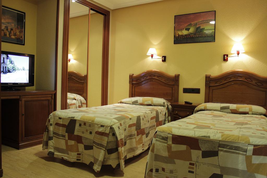 Hostal Ana Belen Madrid Luaran gambar