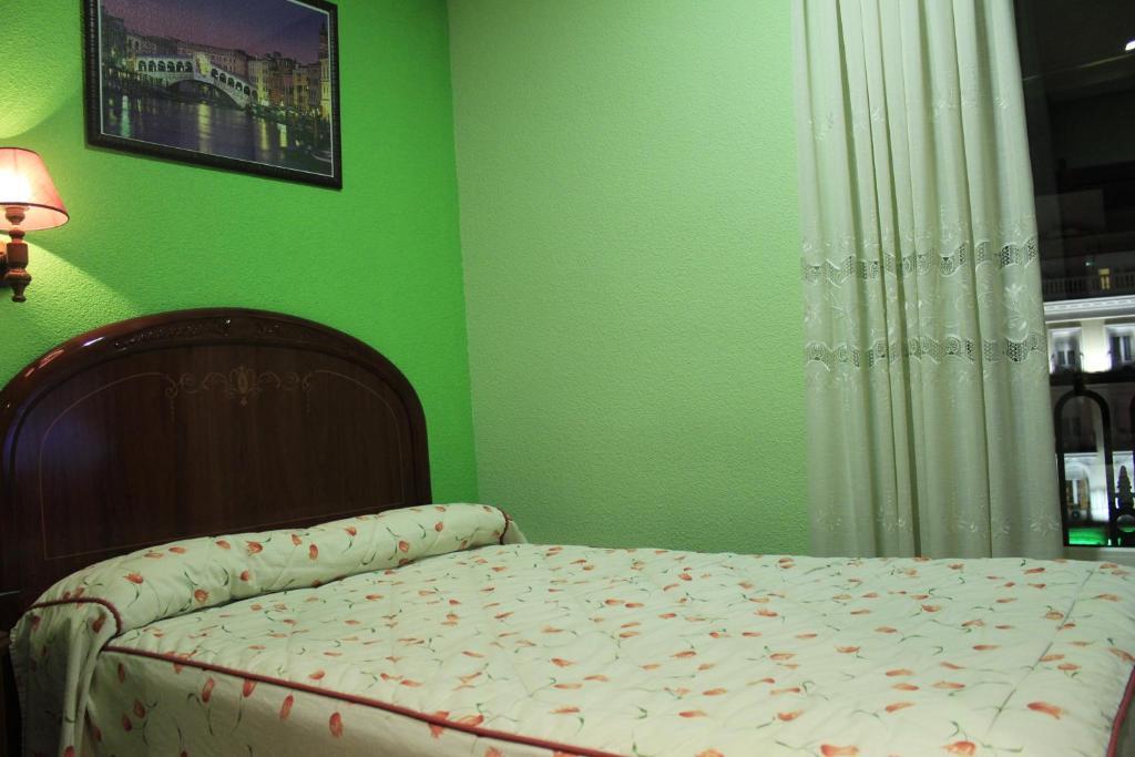 Hostal Ana Belen Madrid Luaran gambar